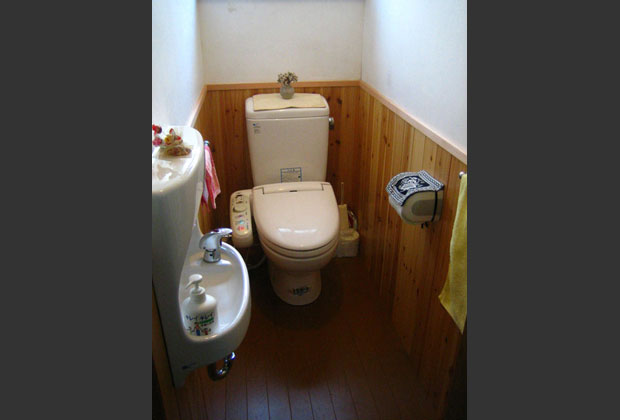木の羽目板でトイレを温かみのある空間へ
