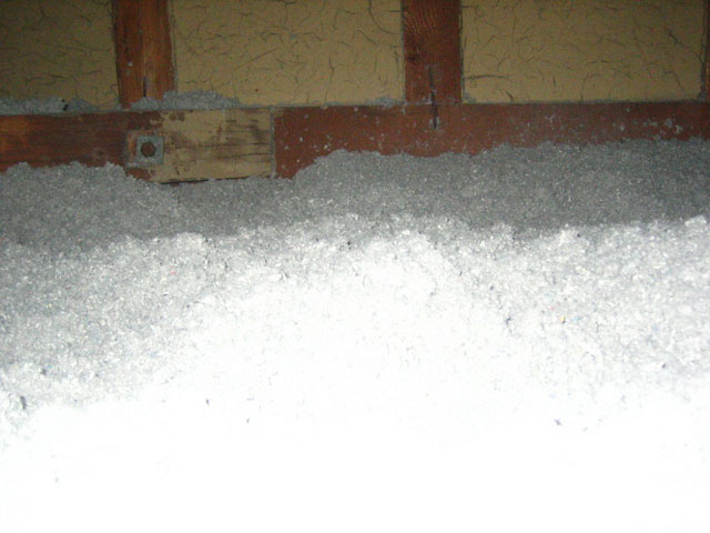 ジュージュー防止の屋根裏断熱