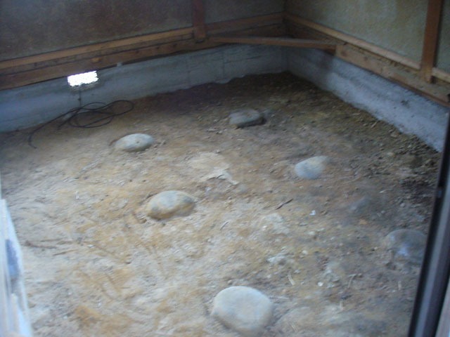 リフォーム前２　土が剥き出しの床下