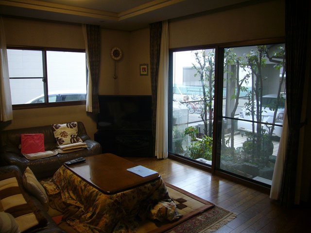 内窓がついたことにまったく違和感を覚えないリビング