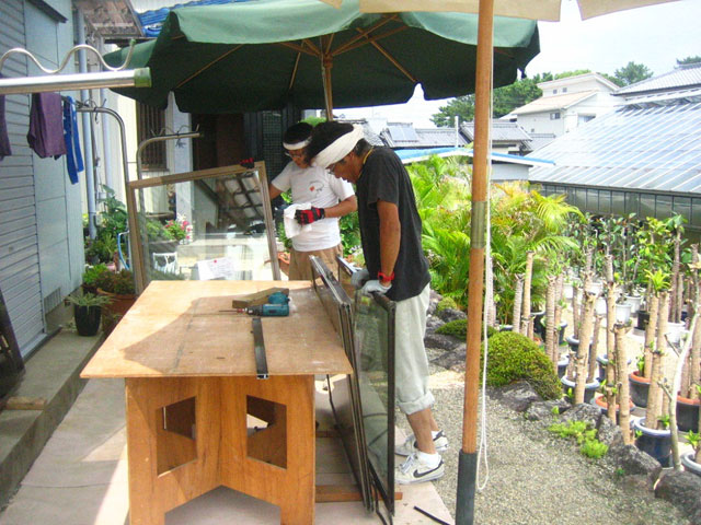 職人さんが一枚一枚窓ガラスを交換します