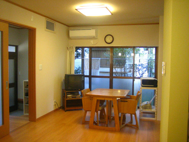 リビング　底冷えがする部屋を床下断熱することによりかなり軽減されます