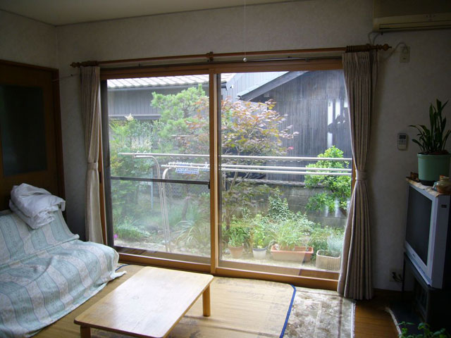 大きな窓に内窓を付けると、寒さを効果的に和らげます