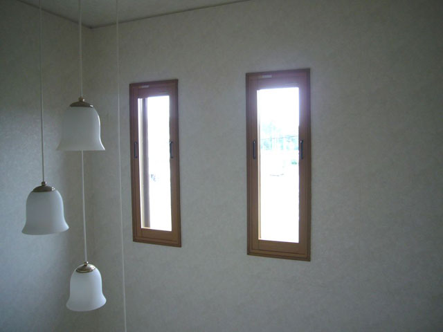 北側玄関にある吹抜けに内窓をつけ、結露を軽減しました