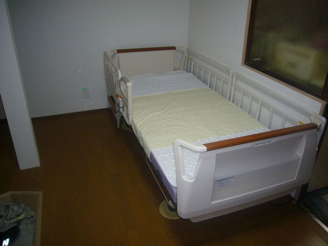 昔店舗だった土間に床を張り、介護ベットを設置しました