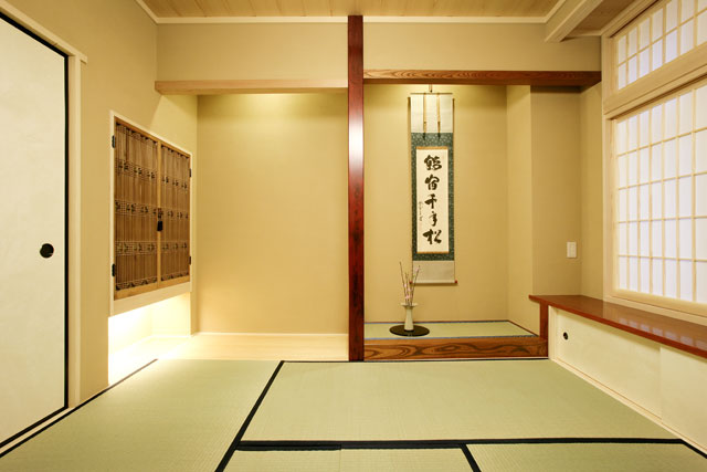 玄関奥にある茶室は１階のため、暗くなりすぎないように少しモダンな雰囲気にしました