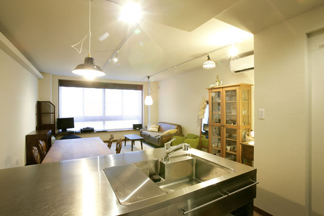 リビング・ダイニングは仕切りのないオープンタイプキッチン、サッシ交換で奥のガラス面を大きくし広々空間に。
