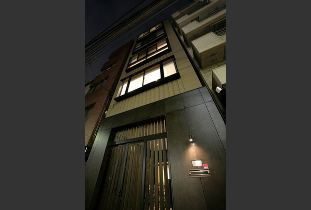 事務所ビルの外観から、鉄板と木の格子、塗り壁による落ち着いた和モダンの外観に一新しました。