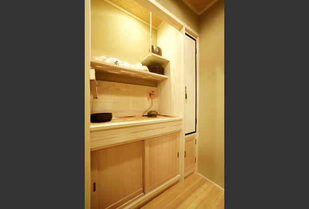 茶室に隣接する水屋は、立ったまま使えるように流しの位置を高くしました。