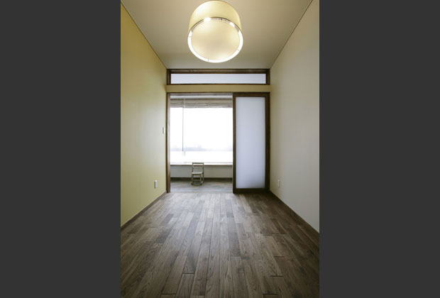 夫婦寝室と繋がる日当たり最高なサンルーム。室内干しスペースとして、洗濯物をすぐ取れるように工夫。