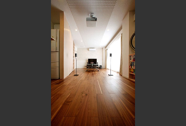 ご趣味のオーディオやムービーを楽しむことを考慮し、レイアウトに苦心したリビング