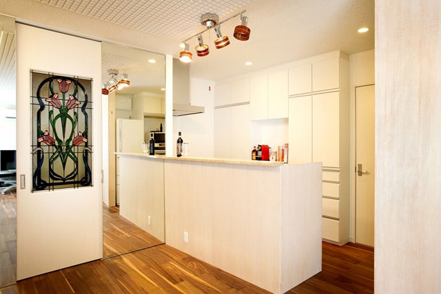 配管から新設した対面キッチンは、手元を隠しながらリビングを一望できる場所に。