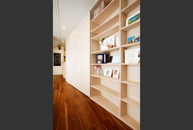やわらかなカーブを描く収納棚。オープン収納とクローズ収納を組み合わせた造作です。