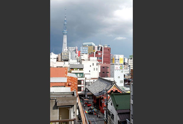 窓からは、新旧の江戸の象徴が一望できます。