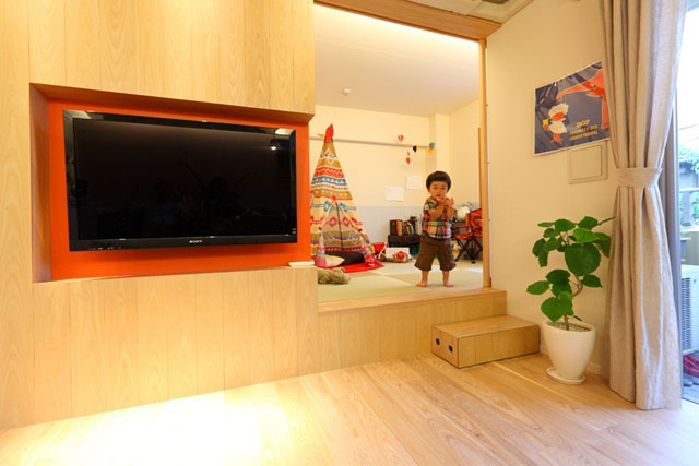 和室の床を380mm上げて小上がりに。テレビも出っ張らないように埋め込み、アクセントウォールに。