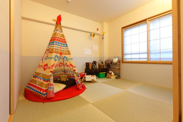 床上げした和室の畳の下はすべて収納。900角で8枚半+押し入れ分もの大容量です。