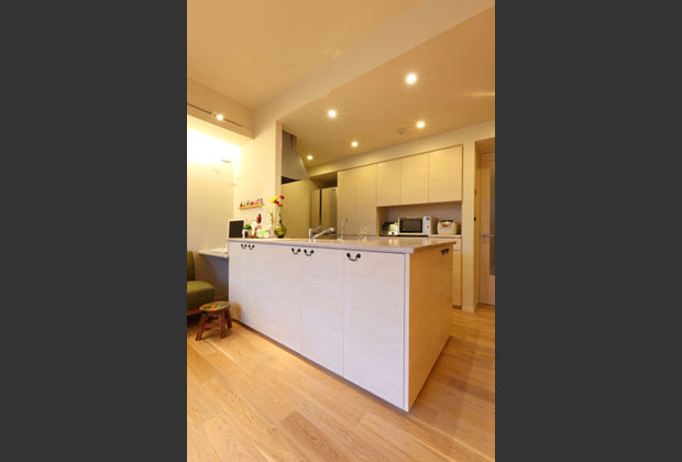 新しく造り付けたキッチン収納です。アンティーク風のアイアンの把手が家の中心としての存在を盛りたてています。