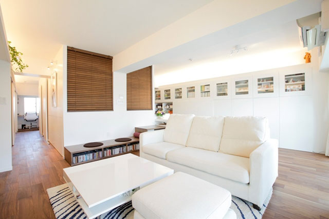 リビングダイニング。両側の壁面いっぱいを収納とし、中央コアの周囲の無駄なく使うことによって、回遊性と抜けを作り出しています。