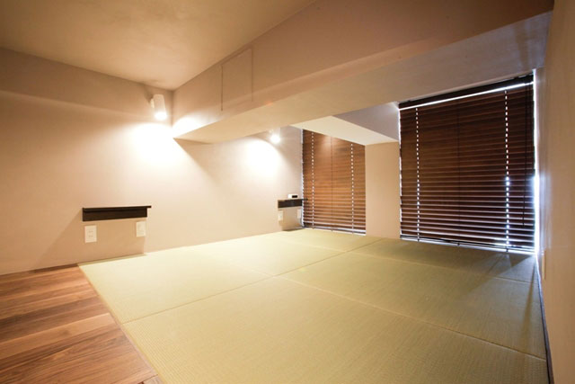 真ん中コア内部の寝室。お客様ご自身で塗装した優しい寝室空間。リビングとの仕切りはウッドブラインドで、窓の外に広がる景色を楽しむことも。