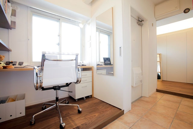 玄関脇にあるご主人の書斎。コアを中心に夫婦それぞれのスペースを作り、空間としては繋がりながらもお互いを尊重できるような空間構成に。