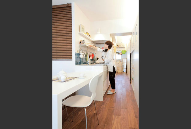 セミオープンキッチンは奥様お気に入り。シンプルなI型キッチンは背面いっぱいの収納。正面はヨーロッパのタイルや小物を飾る棚と楽しい空間に。