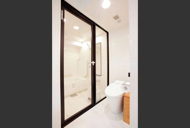 ユニットバスでも入り口の面をすべてガラスにし、洗面・トイレとの一体感と開放感を演出しています。