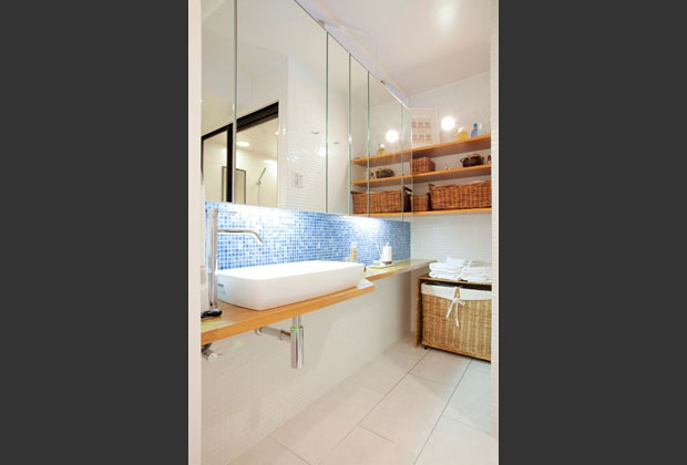 大きな三面鏡を持つ洗面カウンターの奥は奥様の化粧スペースとして。