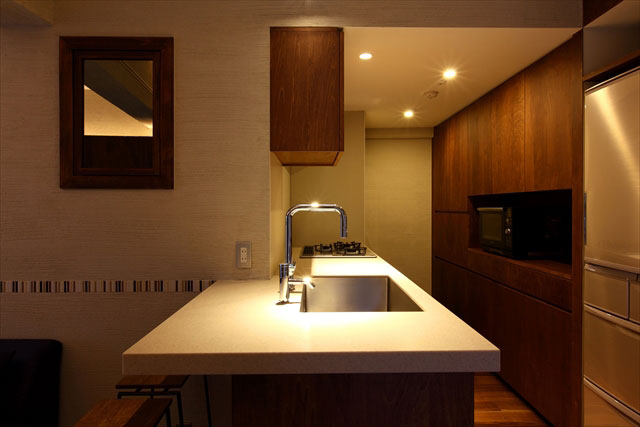 キッチン（横）。コンパクトながら機能的。60cm巾の食器洗浄機もビルトイン。背面の収納は造作ならではの細かい気配り。