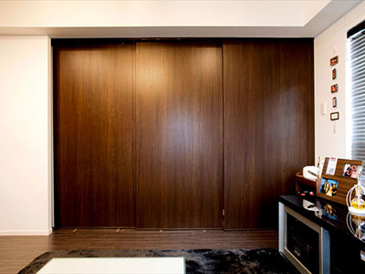 くつろぎのあかりが奏でるモノトーン空間