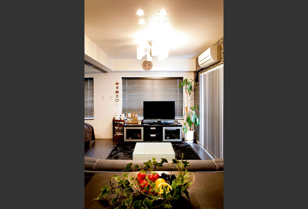 リビングとダイニングと１つの空間に置いて、実際より広く感じる効果を出しています。照明も全室LEDを配置。