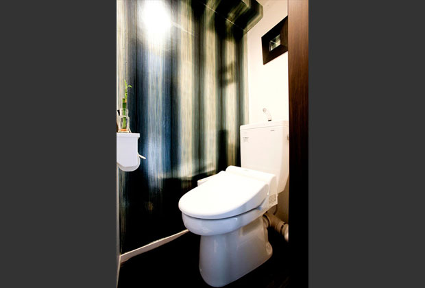 トイレ。壁には一部アクセントウォールを設け、部屋全体の雰囲気とマッチした大人っぽい内装に。