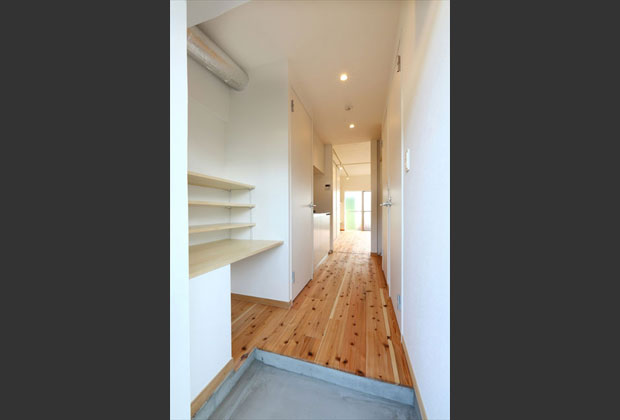 シューズシェルフにはカバンを置くスペースも備え、機能性を高めています。洗濯機スペースにも扉を備えました。