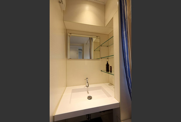 洗面スペースはコンパクトながら、3段のガラス棚で収納は充実。