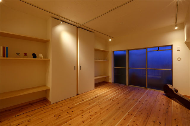 天井には2列の配線ダクトを配置し、可動式のスポットライトによって陰影のある空間が実現。