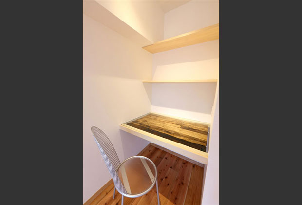 お施主様お気に入りの板を再利用して、思い出もビルトインした造り付けのデスク。