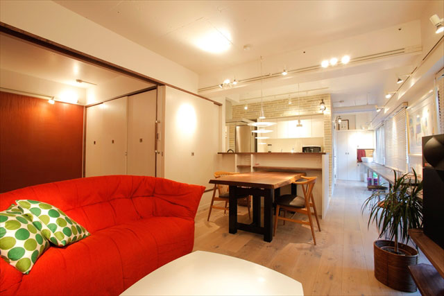 窓前のカウンターとキッチン背面の石の壁がエントランスから洗面のほうまで「抜け」をつくり、開放感を演出。 窓前のカウンターとキッチン背面の石の壁がエントランスから洗面のほうまで「抜け」をつくり、開放感を演出。