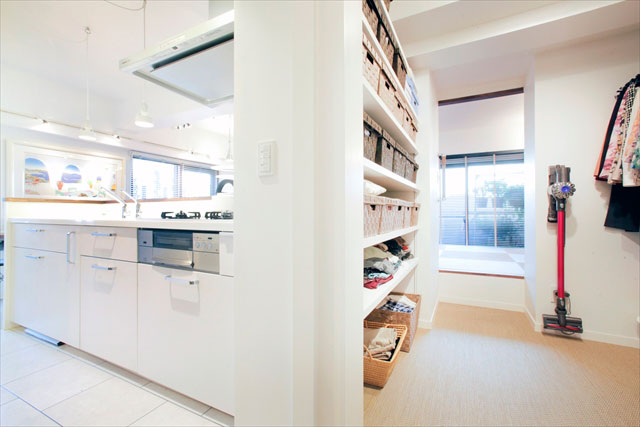キッチン~ウォークイン~寝室とスムーズな移動が可能な使い勝手の良い家事動線に。 キッチン~ウォークイン~寝室とスムーズな移動が可能な使い勝手の良い家事動線に。