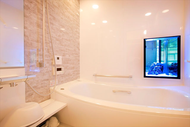 ユニットバスの壁に窓用の穴を開け、アクアリウムが臨める仕様に。 ユニットバスの壁に窓用の穴を開け、アクアリウムが臨める仕様に。