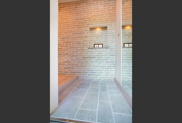 玄関をはいるとヨーロッパの路地をイメージした石の壁面と石畳が。 玄関をはいるとヨーロッパの路地をイメージした石の壁面と石畳が。