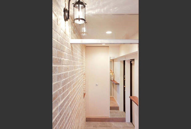 石の壁面には街灯を思わせる照明を使い、雰囲気を出しています。 石の壁面には街灯を思わせる照明を使い、雰囲気を出しています。