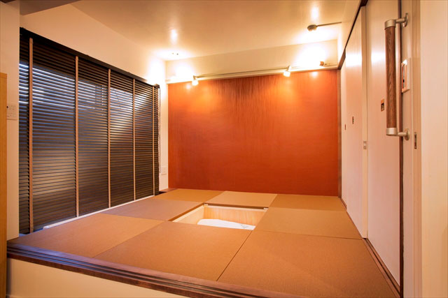 モダンな小上がりの和室は寝室として。また、床下は大容量の収納力を持たせています。 モダンな小上がりの和室は寝室として。また、床下は大容量の収納力を持たせています。