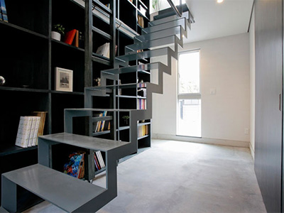 本と暮らす、本一色の家