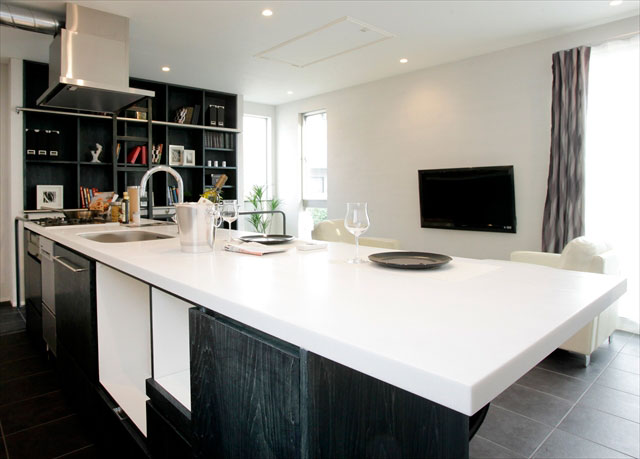 ワークスペースにもなる、幅3.75mももの大型オーダーキッチン。 ワークスペースにもなる、幅3.75mももの大型オーダーキッチン。