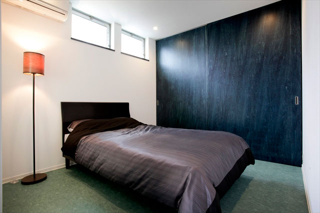 寝室。室内の建具は、内装に合わせてすべて造作です。 寝室。室内の建具は、内装に合わせてすべて造作です。