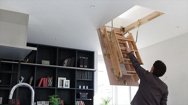 普段は2回の天井に折り畳まれている階段。そこをのぼると・・・ 普段は2回の天井に折り畳まれている階段。そこをのぼると・・・