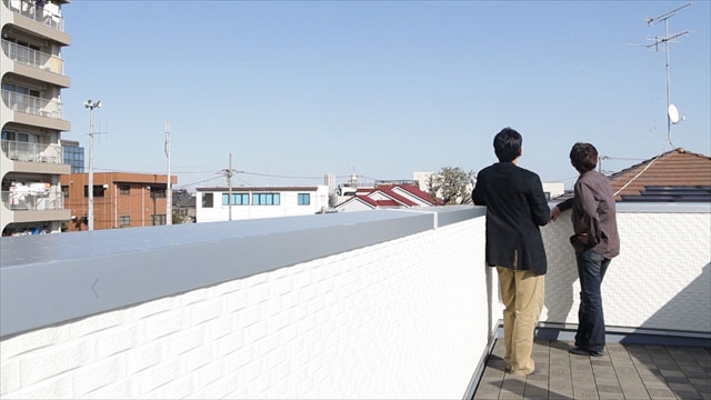 階段を上った先は、開放感あふれる屋上バルコニーが広がります。既存の瓦屋根から大きく姿を変えました。 階段を上った先は、開放感あふれる屋上バルコニーが広がります。既存の瓦屋根から大きく姿を変えました。