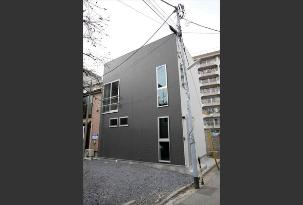 外観はシンプルなモノトーンの2色使い。窓は通風が計算された配列となっています。 外観はシンプルなモノトーンの2色使い。窓は通風が計算された配列となっています。