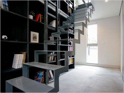 本と暮らす、本一色の家