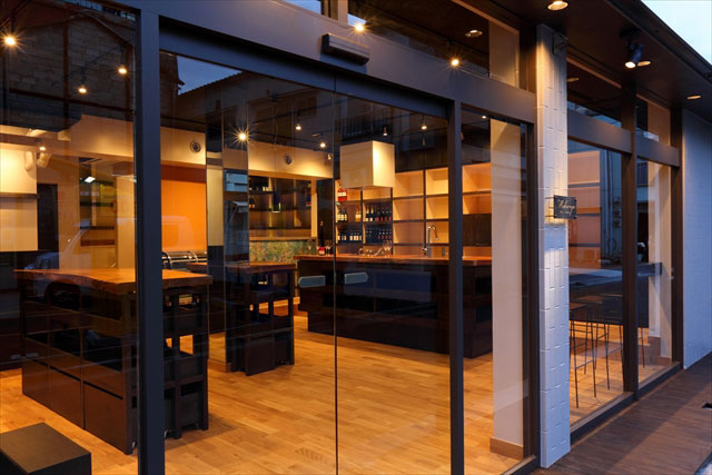 外観。既存のサッシの上から塗装しただけですが、周囲の壁も含めてシックな色でまとめることで、新しい印象に。