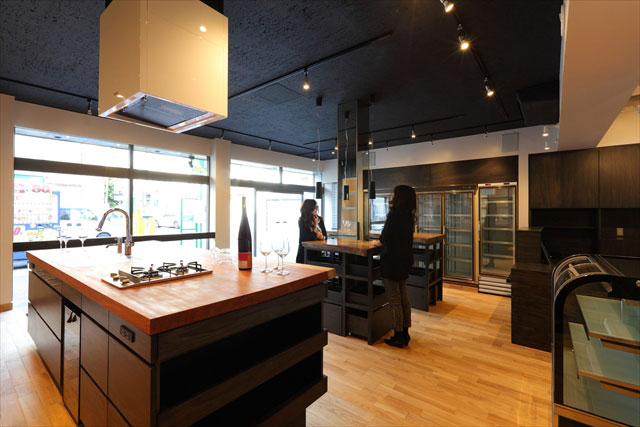 キッチン、什器などの高さを揃えることで、違う素材を使いながらも統一感を出しています。